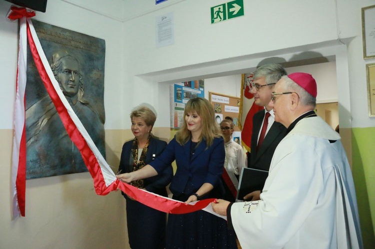 Odsonbnięcie płaskorzeźby z wizerunkiem ks. Stanisława Konarskiego patrona szkoły.