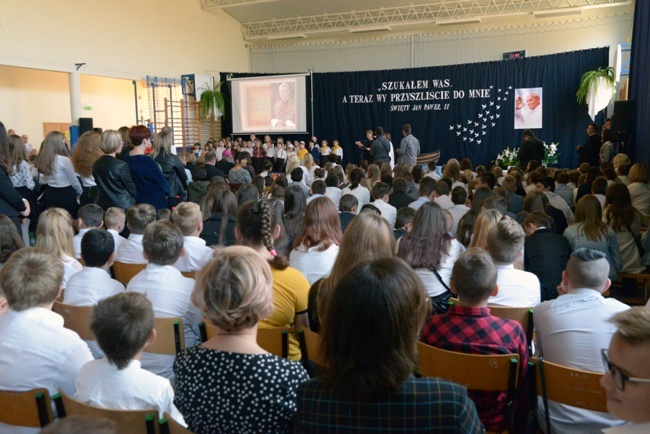 Podstawówka w Gowarczowie ma patrona św. Jana Pawła II