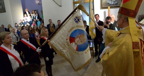 Sztandar szkoły poświęcił bp Henryk Tomasik.