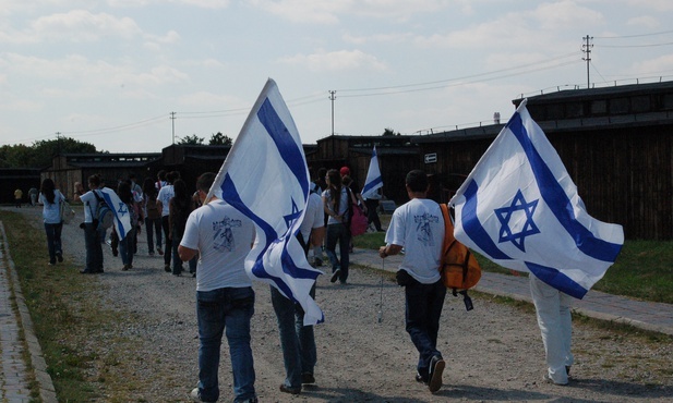 Majdanek co roku odwiedza wiele żydowskich grup, modląc się za zamordowanych.