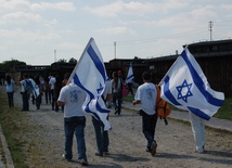 Majdanek co roku odwiedza wiele żydowskich grup, modląc się za zamordowanych.