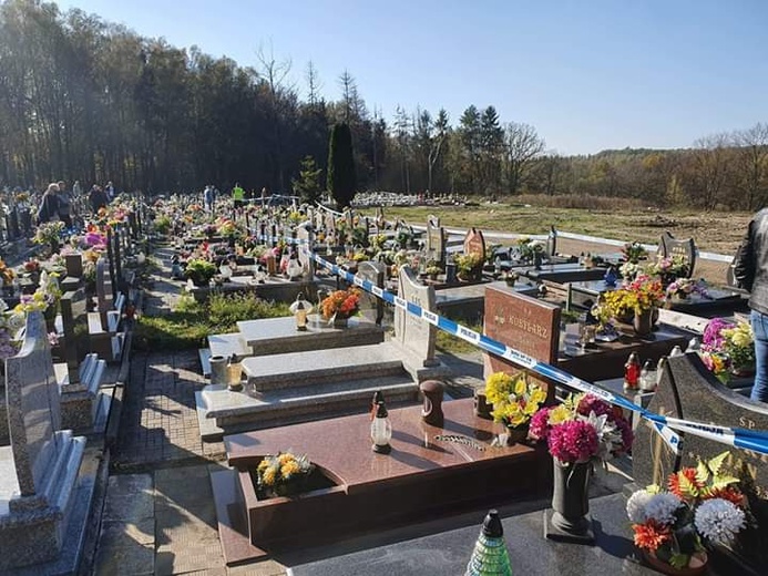 Zniszczone nagrobki na zabrzańskim cmentarzu    