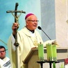 ▲	– Św. Jan Paweł II i bł. ks. Jerzy Popiełuszko byli ludźmi, którzy opierali się na krzyżu – wskazywał biskup.