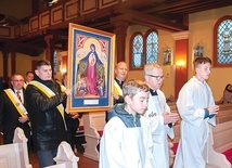 Uroczyste wprowadzenie obrazu do jastrowskiego kościoła NMP Królowej Polski.