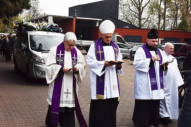 Mszy św. oraz obrzędom na cmentarzu przewodniczył  bp Krzysztof Włodarczyk.