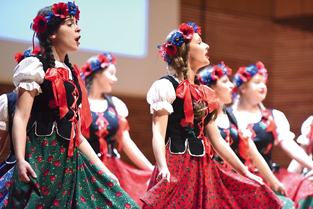 Dziewczęta zaśpiewają m.in. repertuar ludowy.