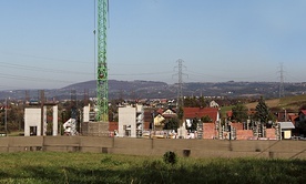 Mury świątyni wznoszą się ku górze. 