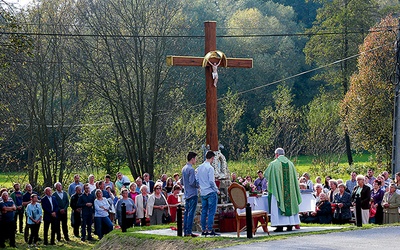 Rok 2016. Poświęcenie krzyża w Górnym Skrzyszowie. Od 2000 r. Akcja Katolicka odnowiła w parafii kilkanaście przydrożnych krzyży i kapliczek.