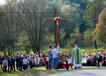 Rok 2016. Poświęcenie krzyża w Górnym Skrzyszowie. Od 2000 r. Akcja Katolicka odnowiła w parafii kilkanaście przydrożnych krzyży i kapliczek.