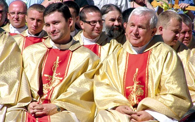 Ks. Stanisław (pierwszy z prawej) podczas Mszy św. na pl. Katedralnym w 2013 roku.