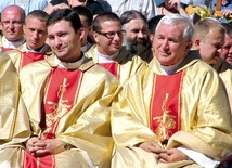 Ks. Stanisław (pierwszy z prawej) podczas Mszy św. na pl. Katedralnym w 2013 roku.