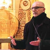 ▲	Ks. Andrzej Ziombra, proboszcz legnickiej parafii pw. św. Jacka, wygłosił prelekcję na temat niezwykłego wydarzenia.