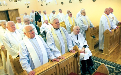 ◄	W naszej diecezji jest ponad 70 duchownych, którzy już nie pracują w parafiach. Na zdjęciu: Msza św. w kaplicy Domu Księży Emerytów.