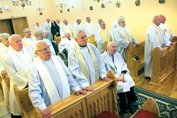 ◄	W naszej diecezji jest ponad 70 duchownych, którzy już nie pracują w parafiach. Na zdjęciu: Msza św. w kaplicy Domu Księży Emerytów.