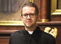 	– Każdy z uczestników otrzyma opaskę na rękę z fragmentem Pisma Świętego (dla każdego inny), który będzie rozważał w czasie adoracji eucharystycznej, bo dla każdego Pan przygotował niepowtarzalną łaskę – mówi wikariusz ciechanowskiej parafii Matki Bożej Fatimskiej.