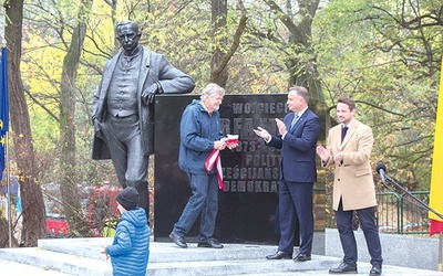 Rzeźbę i tablicę odsłonili prezydent RP, prezydent Warszawy i wnuk wybitnego Ślązaka.