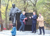 Rzeźbę i tablicę odsłonili prezydent RP, prezydent Warszawy i wnuk wybitnego Ślązaka.