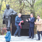 Rzeźbę i tablicę odsłonili prezydent RP, prezydent Warszawy i wnuk wybitnego Ślązaka.