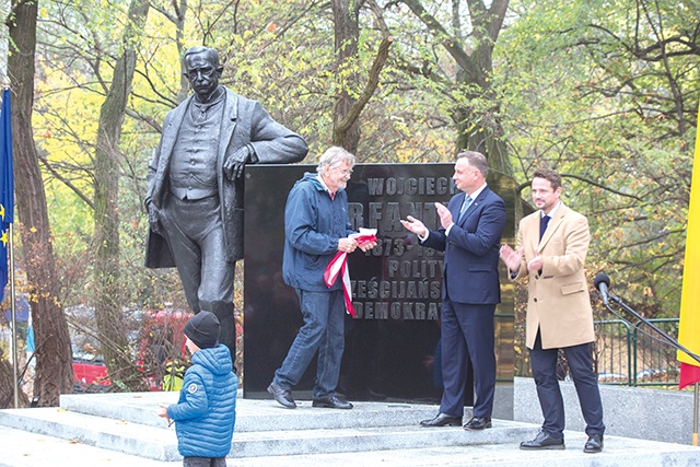 Rzeźbę i tablicę odsłonili prezydent RP, prezydent Warszawy i wnuk wybitnego Ślązaka.