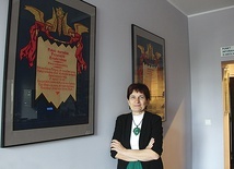 	Halina Bieda, dyrektor muzeum. Za nią jej ulubiony eksponat – plakat wydany w językach polskim i niemieckim, mówiący o wspólnej miłości do Górnego Śląska.