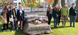 Młodzi przy grobie bł. ks. Jerzego Popiełuszki.