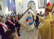 	Sztandar poświęcił bp Henryk Tomasik.