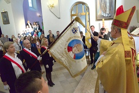 	Sztandar poświęcił bp Henryk Tomasik.