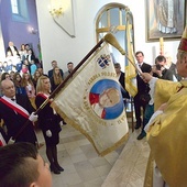 	Sztandar poświęcił bp Henryk Tomasik.