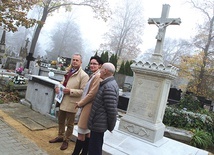 Przy odrestaurowanym nagrobku Emilii z Wolskich Targowskiej stoją od lewej: Sławomir Adamiec, Edyta Sitarska i Jerzy Przyborowski, przewodniczący SKOZCRK.