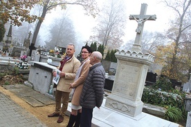 Przy odrestaurowanym nagrobku Emilii z Wolskich Targowskiej stoją od lewej: Sławomir Adamiec, Edyta Sitarska i Jerzy Przyborowski, przewodniczący SKOZCRK.