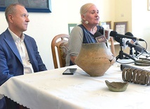 O znaleziskach opowiada Małgorzata Cieślak-Kopyt.  Obok Witold Bujakowski.