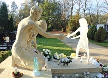 We Wrocławiu na cmentarzu Osobowickim znajduje się szczególne miejsce do modlitwy i kontemplacji. Pomnik przypomina, że spoczywają tu dzieci zmarłe przedwcześnie w łonach matek lub tuż po porodzie.