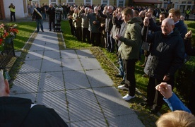 Wspólna modlitwa mężczyzn przy figurze Niepokalanej przed kościołem oo. Bernardynów w Radomiu.