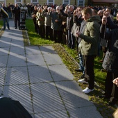 Wspólna modlitwa mężczyzn przy figurze Niepokalanej przed kościołem oo. Bernardynów w Radomiu.