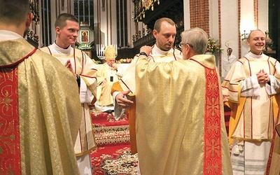 ▲	Diakoni założyli po raz pierwszy szaty liturgiczne – stułę nałożoną ukośnie oraz dalmatykę.