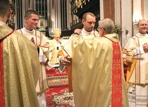 ▲	Diakoni założyli po raz pierwszy szaty liturgiczne – stułę nałożoną ukośnie oraz dalmatykę.