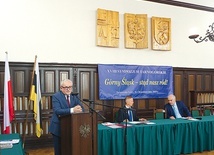 ▲	Rozpoczęcie obrad w ratuszu. Wcześniej w kościele Świętych Piotra i Pawła odbyła się Eucharystia, której przewodniczył bp Jan Kopiec.