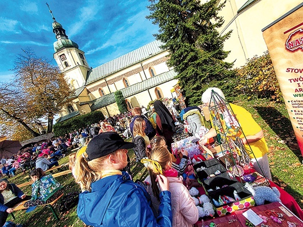 ►	Na kiermaszu można było kupić rękodzieła i wesprzeć misje.