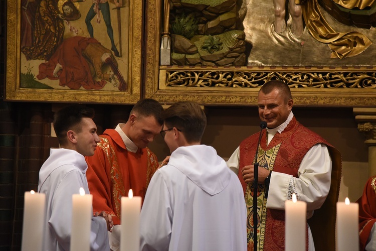 Siedmiu klerykom I roku MWSD nałożono tuniki