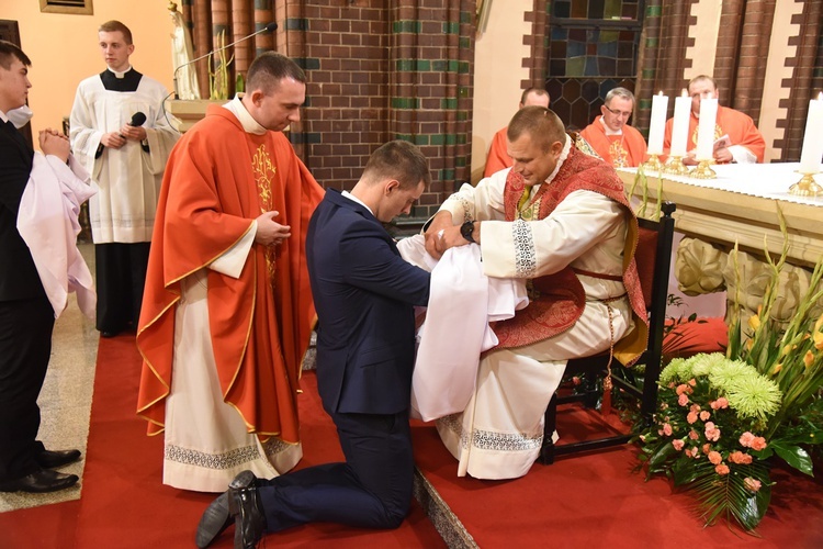 Siedmiu klerykom I roku MWSD nałożono tuniki