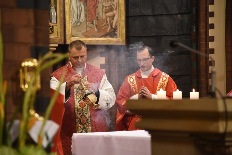 Siedmiu klerykom I roku MWSD nałożono tuniki