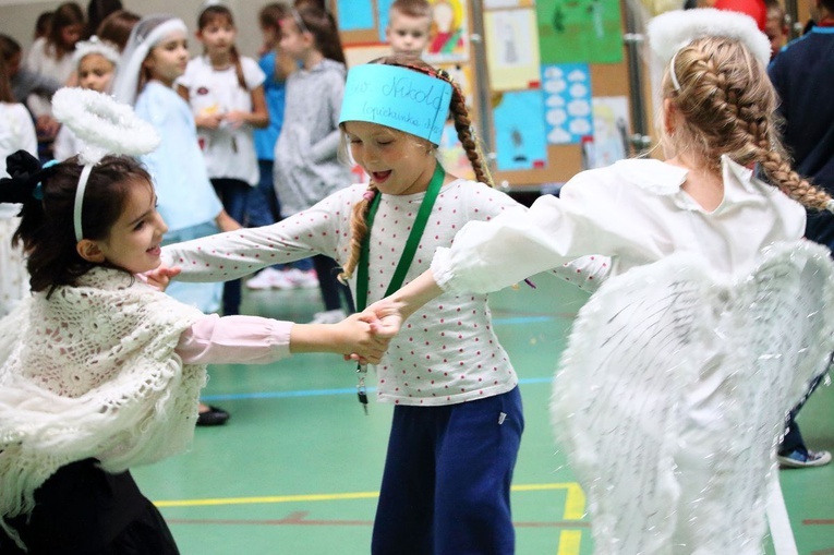 Gdzie wytańczyć się ze świętymi? Bale Wszystkich Świętych w diecezji