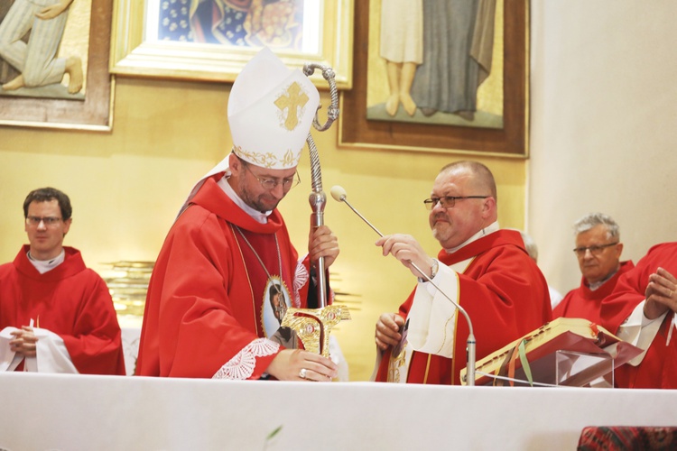 Wprowadzenie relikwii męczenników z Pariacoto do kościoła w Czernichowie