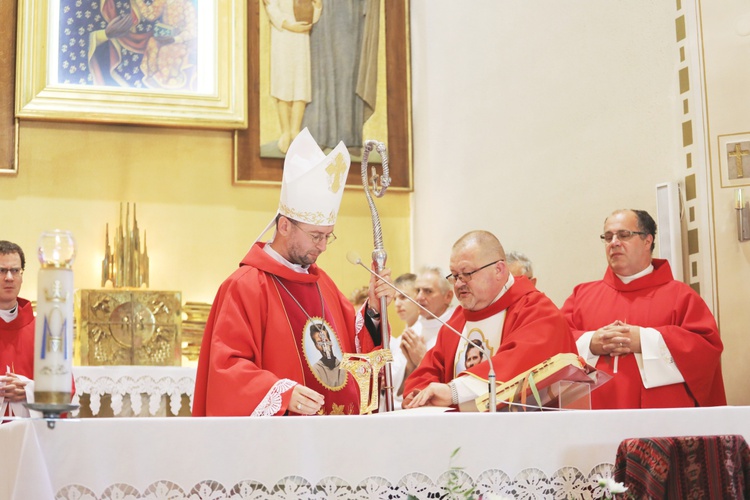 Wprowadzenie relikwii męczenników z Pariacoto do kościoła w Czernichowie