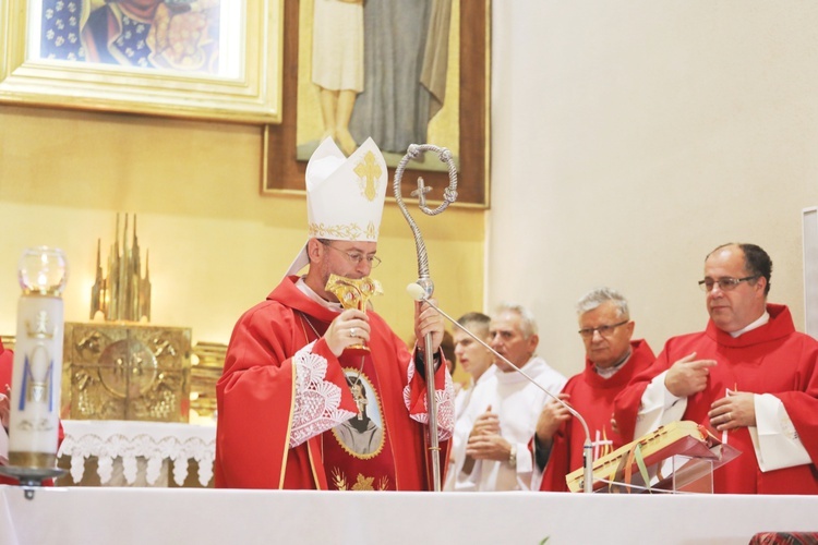 Wprowadzenie relikwii męczenników z Pariacoto do kościoła w Czernichowie