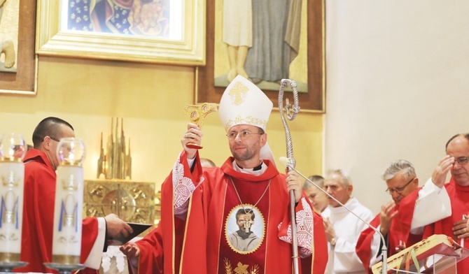 Bp Edward Kawa udzielił błogosławieństwa relikwiarzem