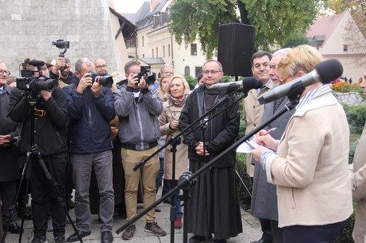 Odsłonięcie symbolu Drogi św. Jakuba w Krakowie