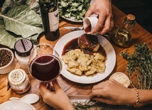 Najgorsze jest to, że po obiedzie idą szarlotki na stół...