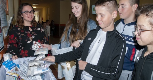 Opatrunki dla Afryki. Gościno wspiera misyjne szpitale