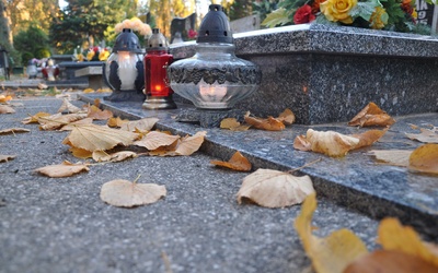 O której na cmentarz? Podajemy godziny nabożeństw 1 listopada we wszystkich miastach w diecezji